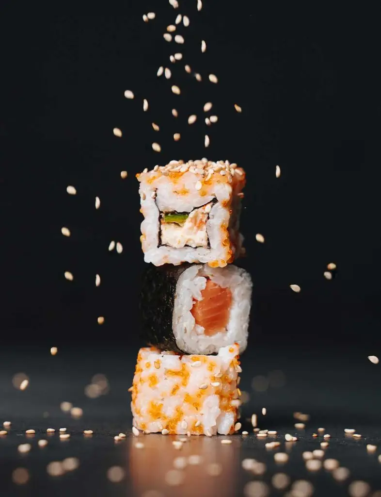 Torre di sushi con una pioggia di sesamo, foto per Sushi Sushi