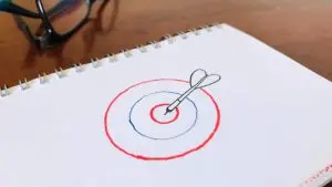 Freccetta al centro di un bersaglio disegnato su un quaderno