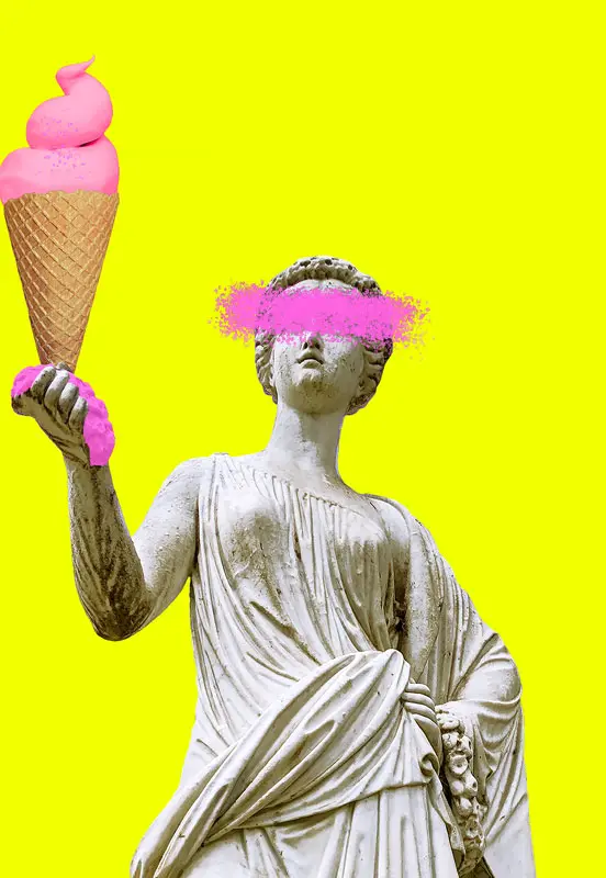 Statua classica con un cono gelato su sfondo giallo