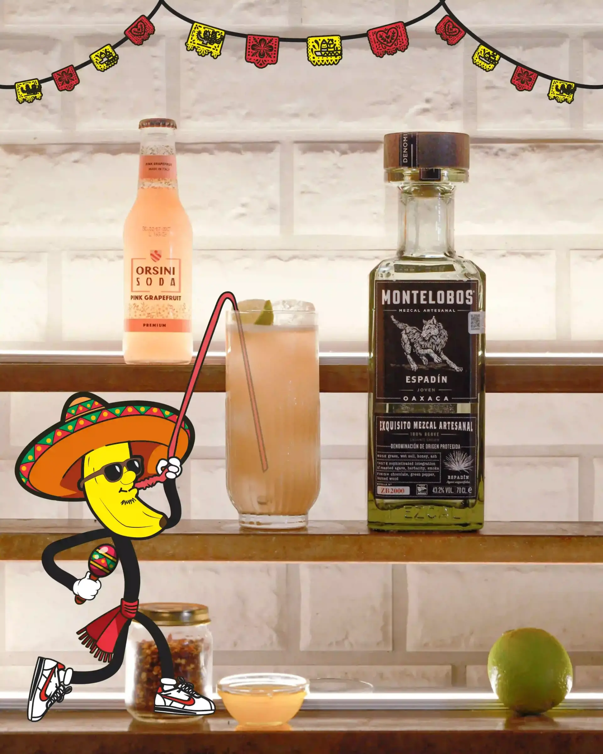 Cocktail e bottiglie sul bancone del Banana Republic, con la mascotte del locale