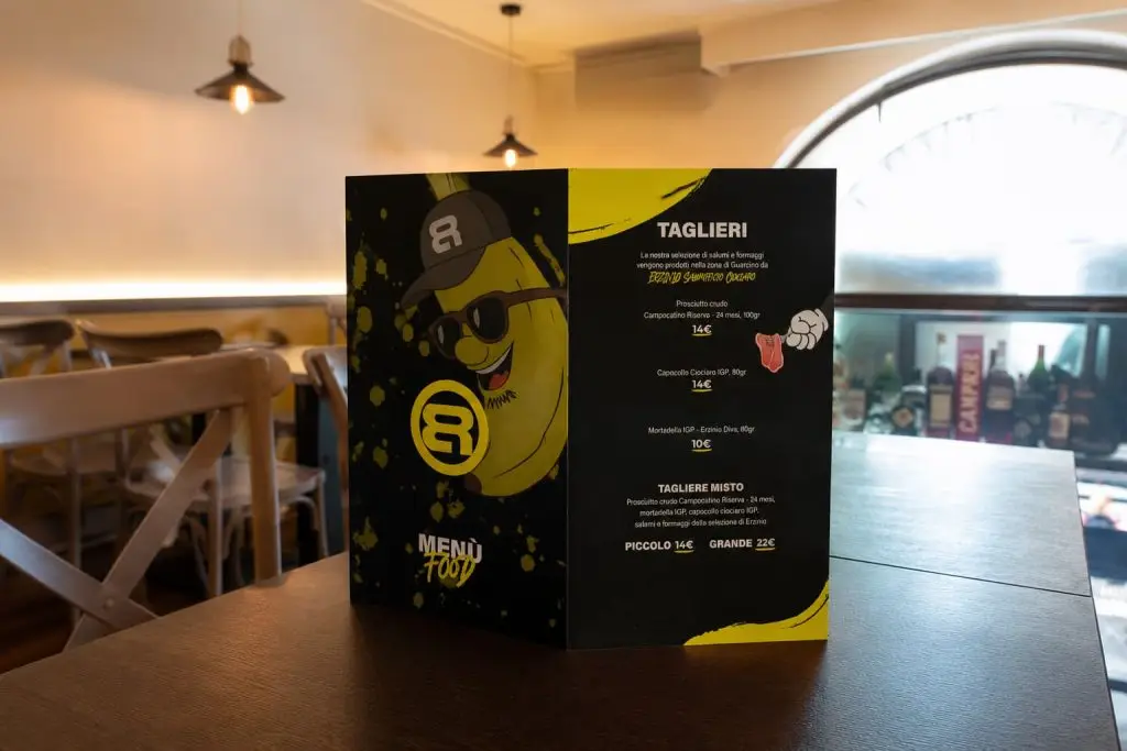 Menu dei taglieri del Banana Republic su un tavolo del locale