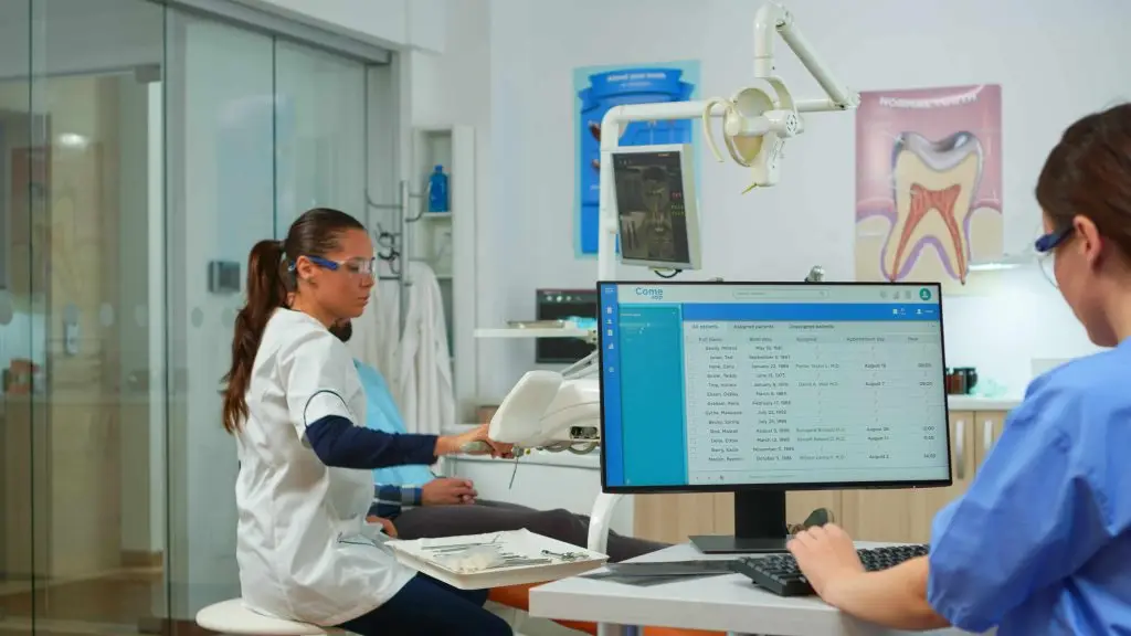 Assistenti di uno studio dentistico al computer della reception