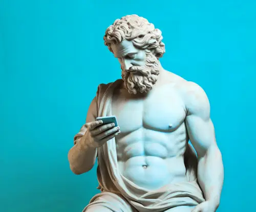 Statua classica che guarda lo smartphone su sfondo azzurro